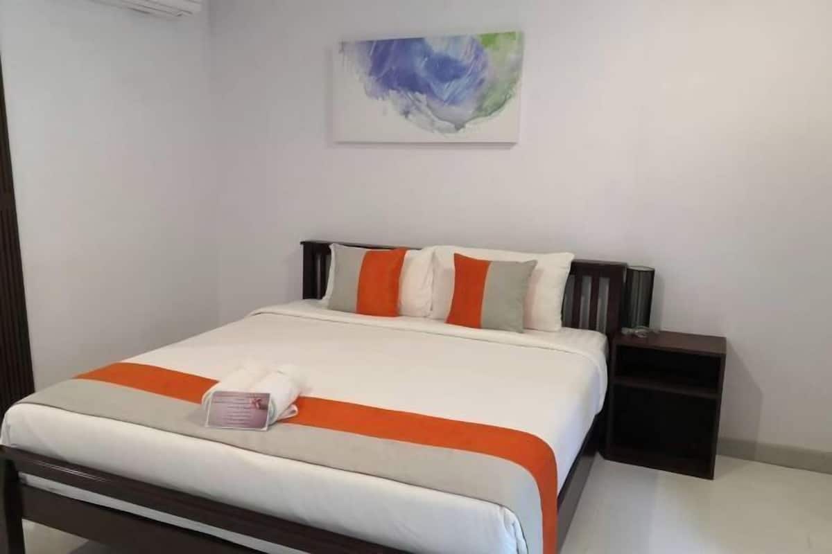 In-room safe, free WiFi, bed sheets