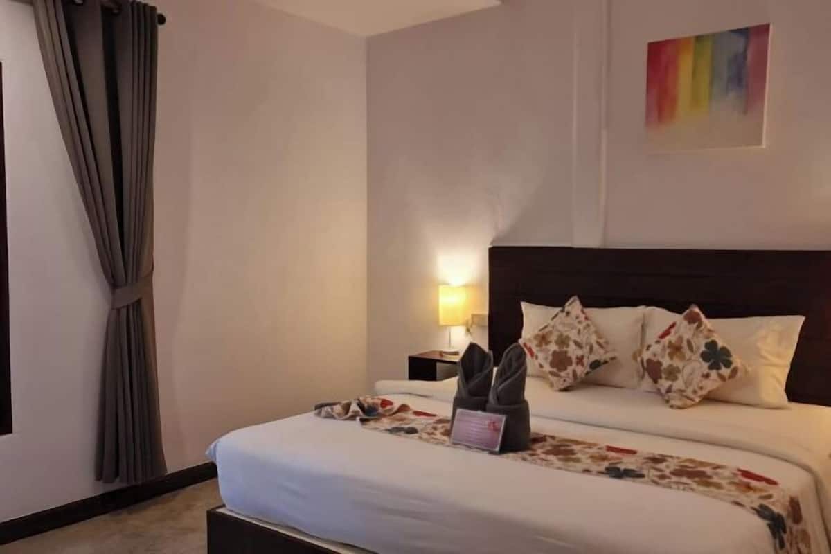 In-room safe, free WiFi, bed sheets