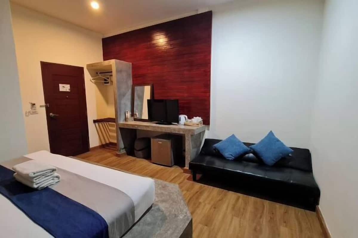In-room safe, free WiFi, bed sheets