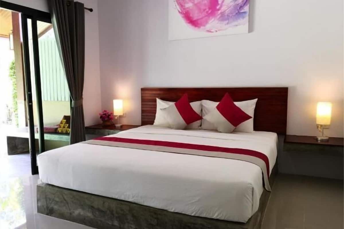 In-room safe, free WiFi, bed sheets