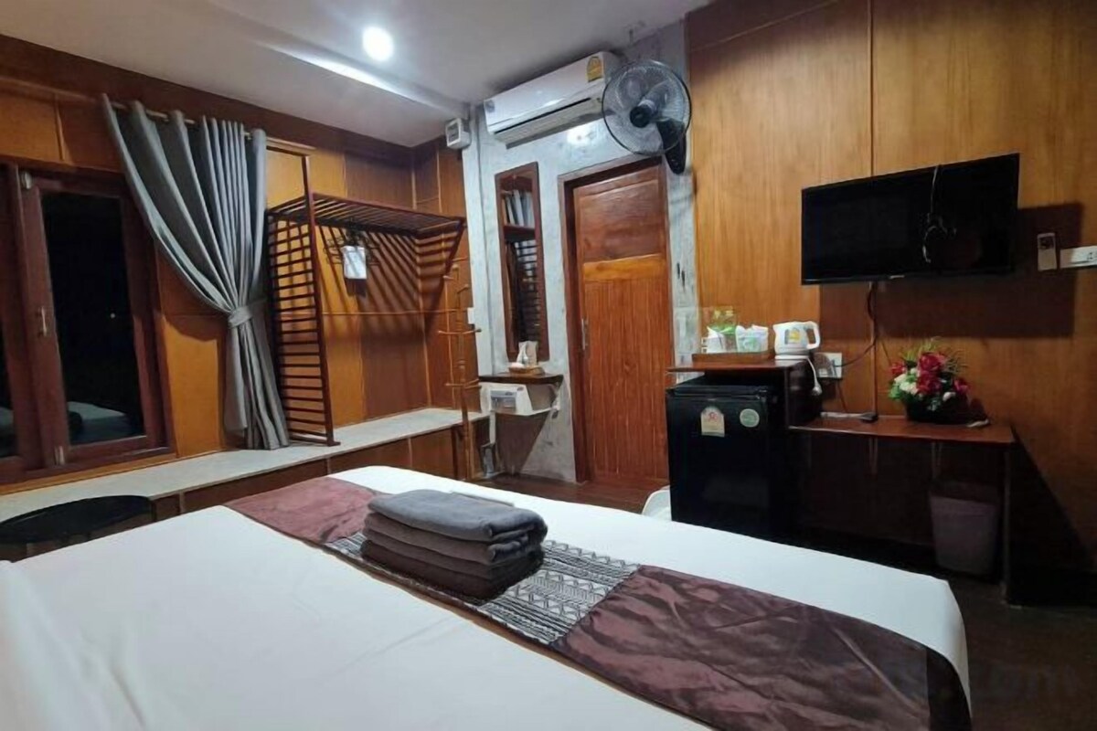 In-room safe, WiFi (free), bed sheets