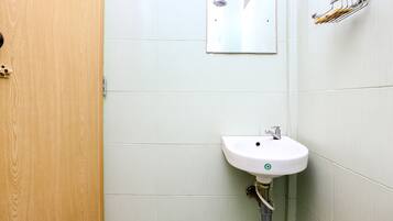 Suite superior | Baño | Ducha, artículos de higiene personal gratuitos, bidé y toallas