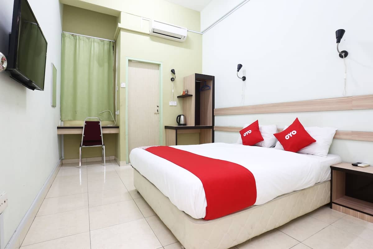 Espacio para trabajar con laptop, wifi gratis y ropa de cama