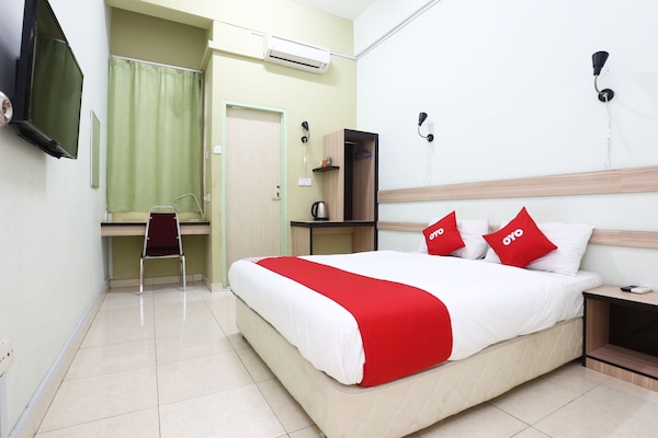 Deluxe Double Room | Laptop workspace, WiFi (free), bed sheets