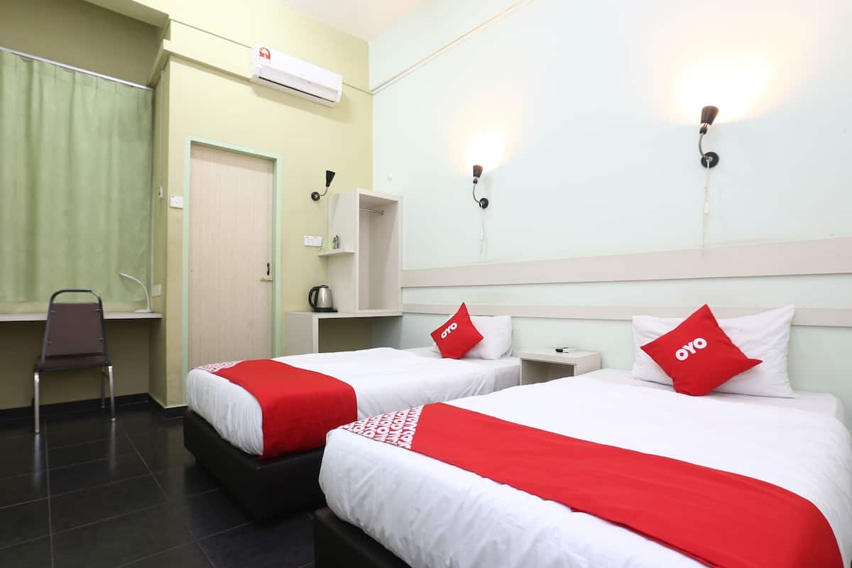 Espacio para trabajar con laptop, wifi gratis y ropa de cama