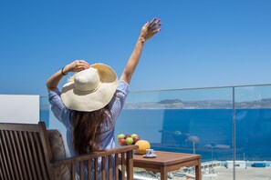 A person seated at a table with a view of the sea. - Porto Kaza (Sitia)