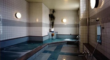 Bañera de hidromasaje cubierta