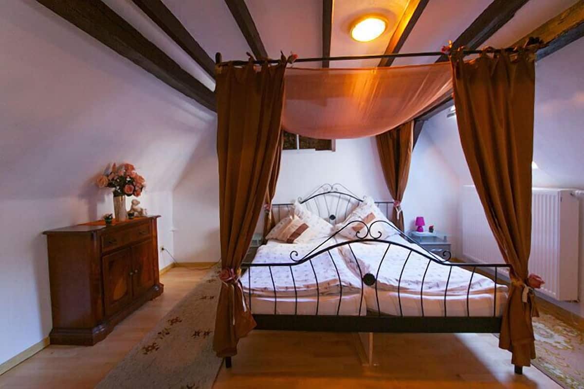 Studio | 1 bedroom, minibar, desk, bed sheets