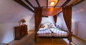 Studio | 1 bedroom, minibar, desk, bed sheets