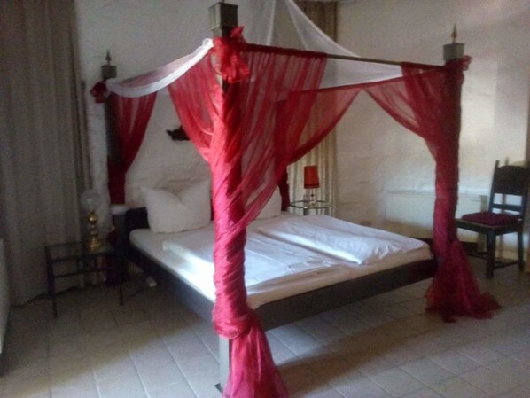 Basic Studio Suite, 1 Bedroom | 1 bedroom, minibar, desk, bed sheets