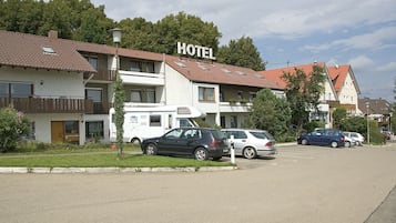 Un hotel con un letrero que dice