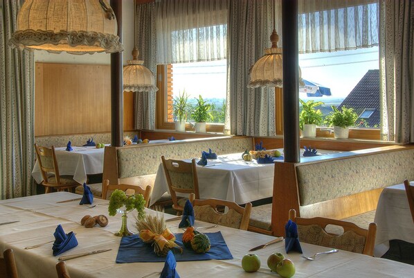 Breakfast, lunch, dinner served; Regional cuisine 