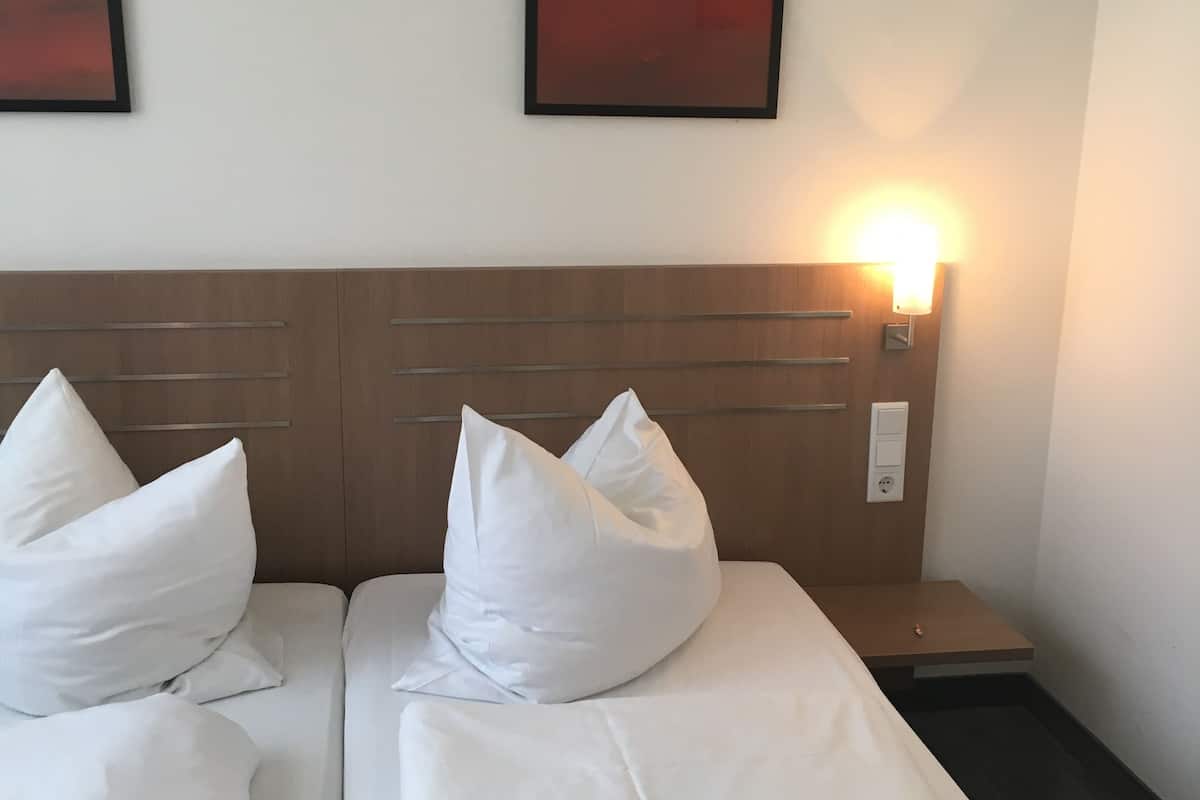 comfort double or twin room | in-room safe, desk, soundproofing, free wifi