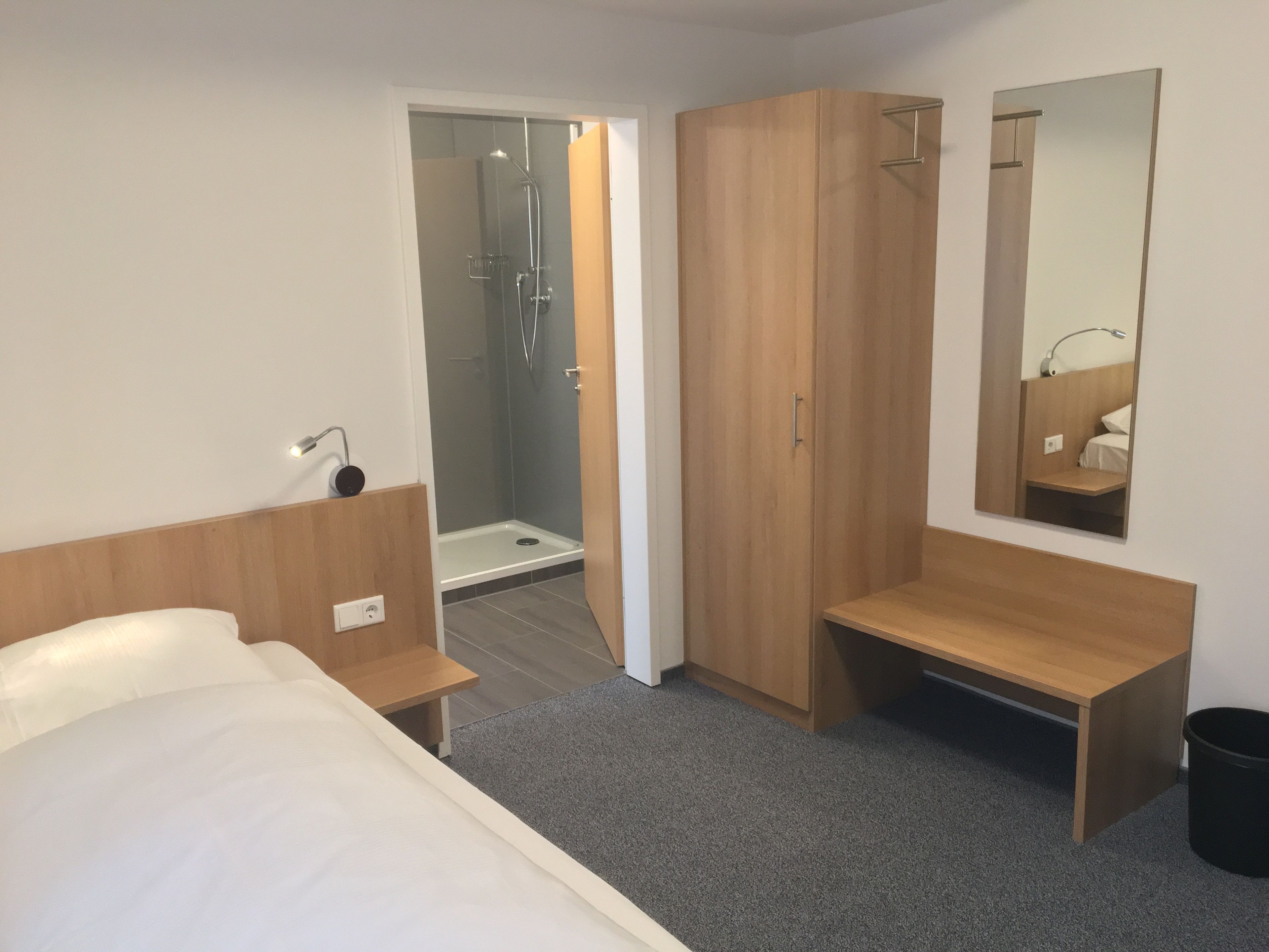 single room | in-room safe, desk, soundproofing, free wifi