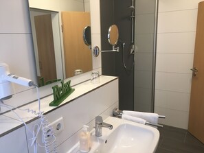 Yhden hengen huone | Kylpyhuone | Suihku, ilmaiset hygieniatuotteet, hiustenkuivaaja, pyyhkeet