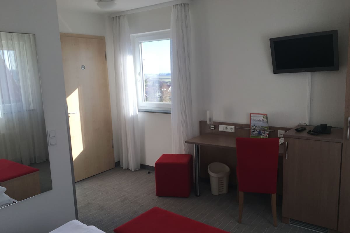 Comfort Single Room | In-room safe, desk, soundproofing, free WiFi