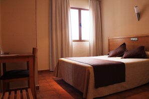 In-room safe, desk, blackout curtains, free cots/infant beds - Hotel Los Barruecos (Malpartida de Caceres)