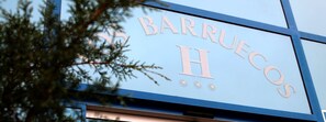 A sign with the text "BARRUECOS H" on a building facade. - Hotel Los Barruecos (Malpartida de Caceres)