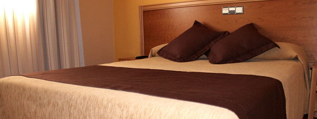 Zimmersafe, Schreibtisch, Verdunkelungsvorhänge, kostenlose Babybetten