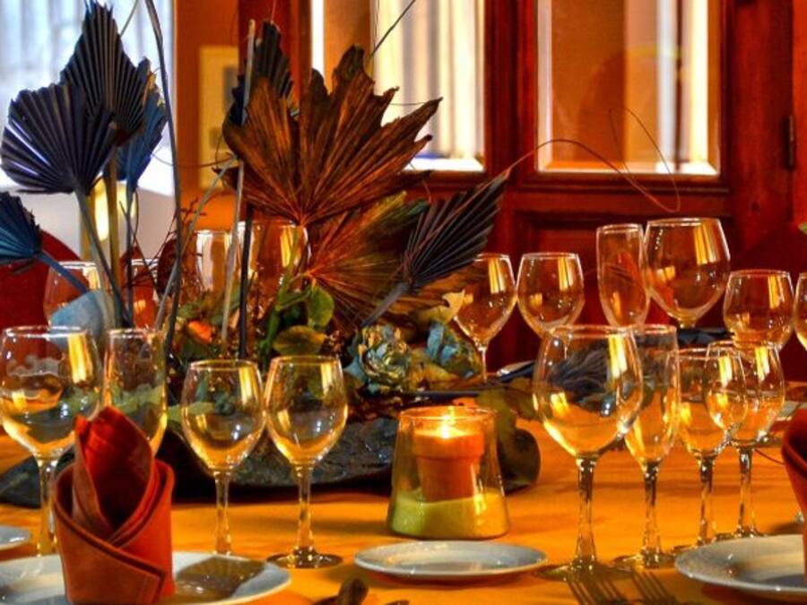 Breakfast, lunch, dinner served; Regional cuisine