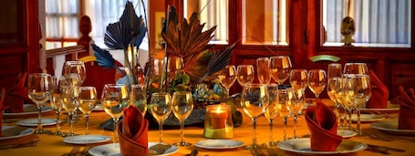 Breakfast, lunch, dinner served; Regional cuisine