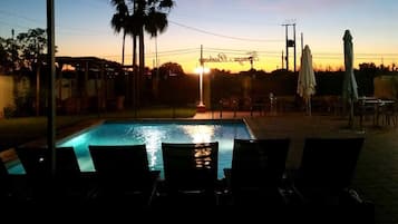 สระว่ายน้ำกลางแจ้ง