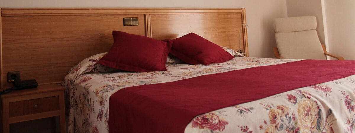 Zimmersafe, Schreibtisch, Verdunkelungsvorhänge, kostenlose Babybetten