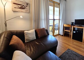 Peti besi dalam bilik, meja, langsir/tirai gelap terus 