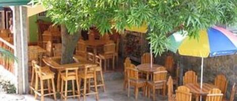 Petit déjeuner et déjeuner servis sur place, spécialités Cuisine locale