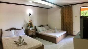 Premier Room | Desk, bed sheets, wheelchair access