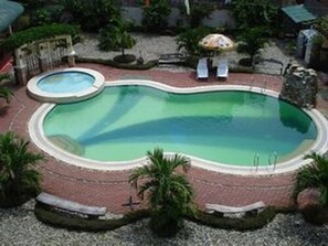 2 albercas al aire libre, sombrillas en la alberca y camastros 