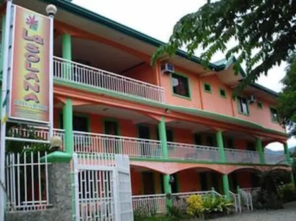 Vista frontal de la propiedad