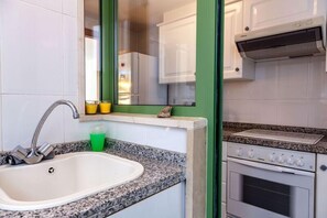 Apartment, 2 Bedrooms | Private kitchen