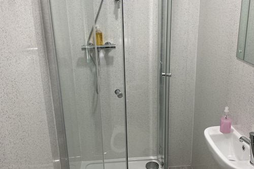 Single Room | Dusche im Bad