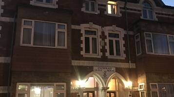 Mặt tiền nơi lưu trú