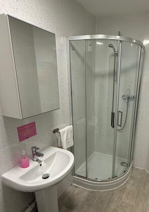 Kamar Double atau Twin Deluks | Kamar mandi | Shower, perlengkapan mandi gratis, pengering rambut, dan handuk