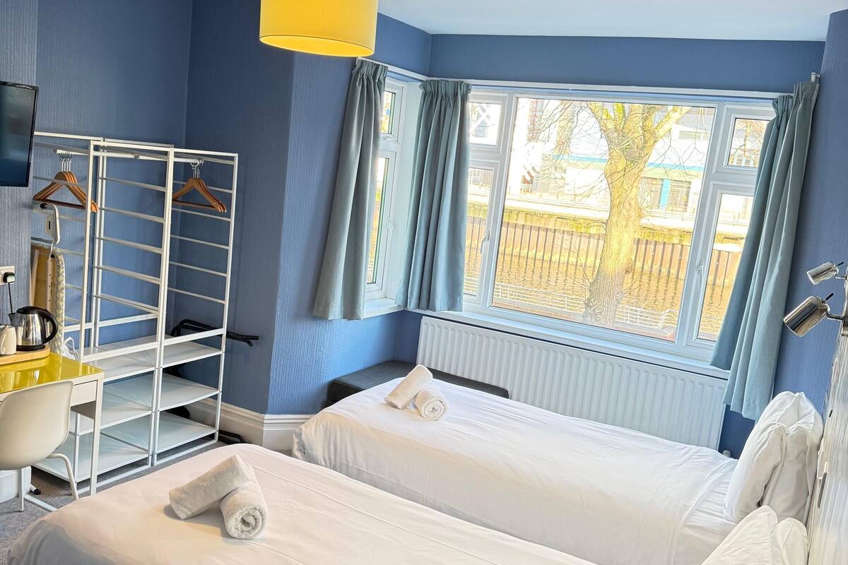 Chambre Deluxe double ou avec lits jumeaux | Fer et planche à repasser, accès au Wi-Fi (inclus)