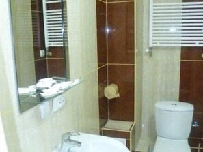 Superior-Dreibettzimmer | Badezimmer | Handtücher