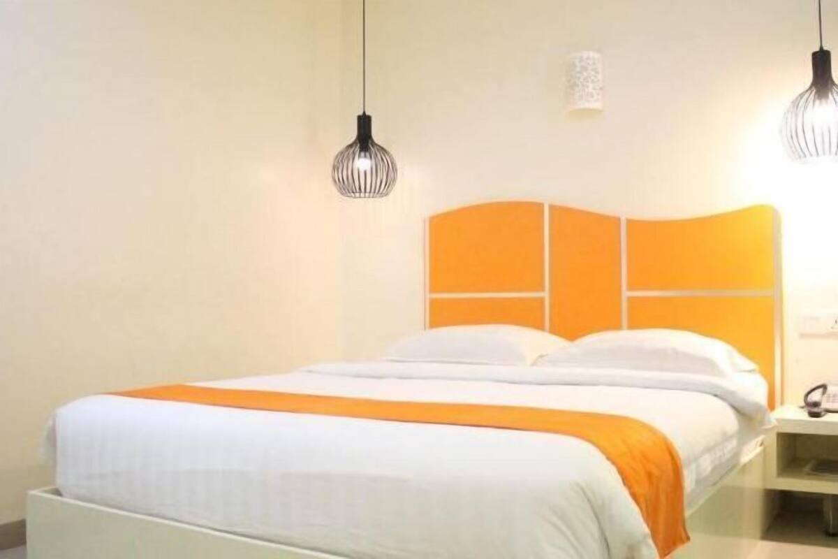 Een minibar, een kluis op de kamer, een bureau, geluiddichte muren