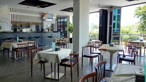 S'hi serveixen esmorzars, dinars, sopars i plats de cuina internacional