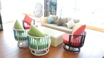 Breakfast, lunch, dinner served; international cuisine 