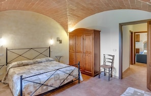Desk, blackout drapes, bed sheets - Casale Giulia (Volterra)