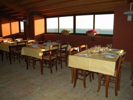 บริการอาหารเช้า อาหารกลางวัน อาหารเย็น, อาหารท้องถิ่น