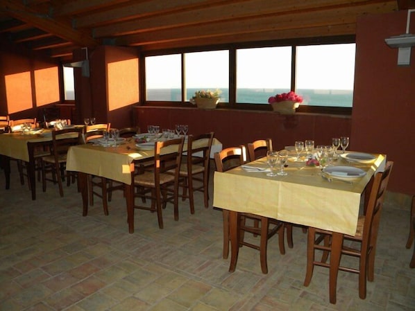 Frukost och lunch serveras, njut av de goda smakerna från lokala rätter.