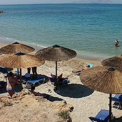 Privéstrand vlakbij, ligstoelen, parasols