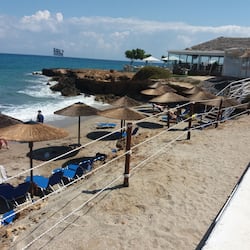 Praia particular nas proximidades, espreguiçadeiras, guarda-sóis