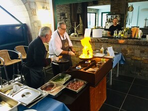 Se sirven desayunos, comidas, cenas y cocina griega con vista a la playa
