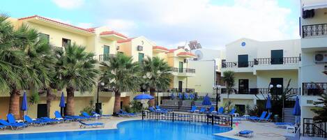Piscina externa sazonal, guarda-sóis, espreguiçadeiras