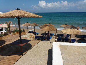 Privatstrand in der Nähe, Liegestühle, Sonnenschirme