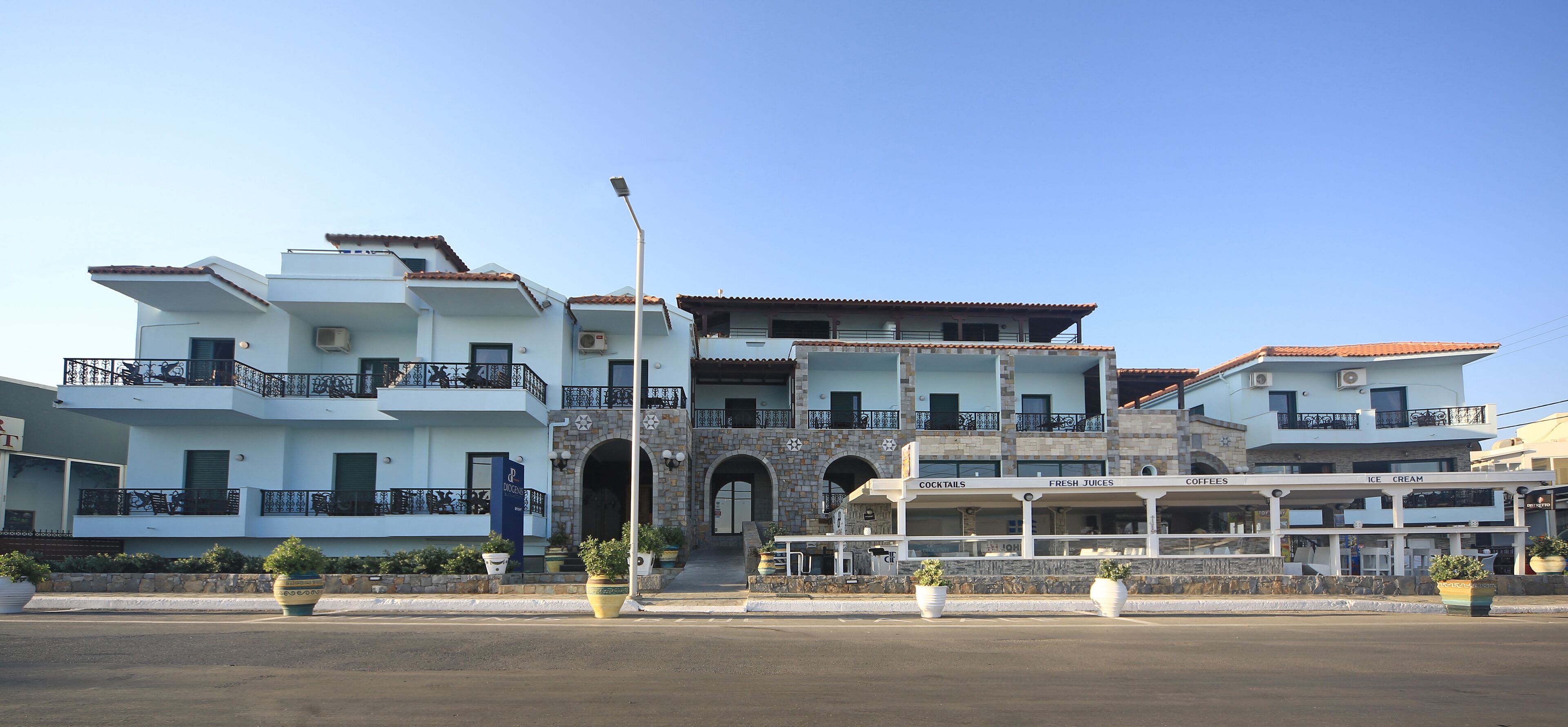 Um edifício com vários andares e um café no andar térreo.